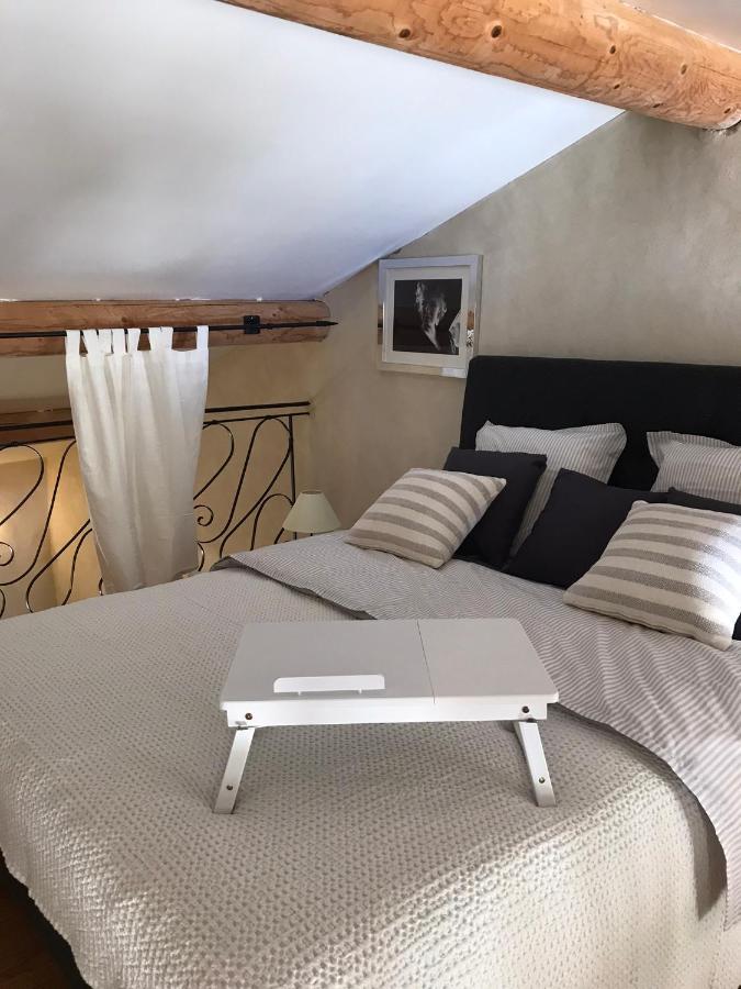 Les Gouts Et Les Couleurs Aparthotel Cucuron Εξωτερικό φωτογραφία